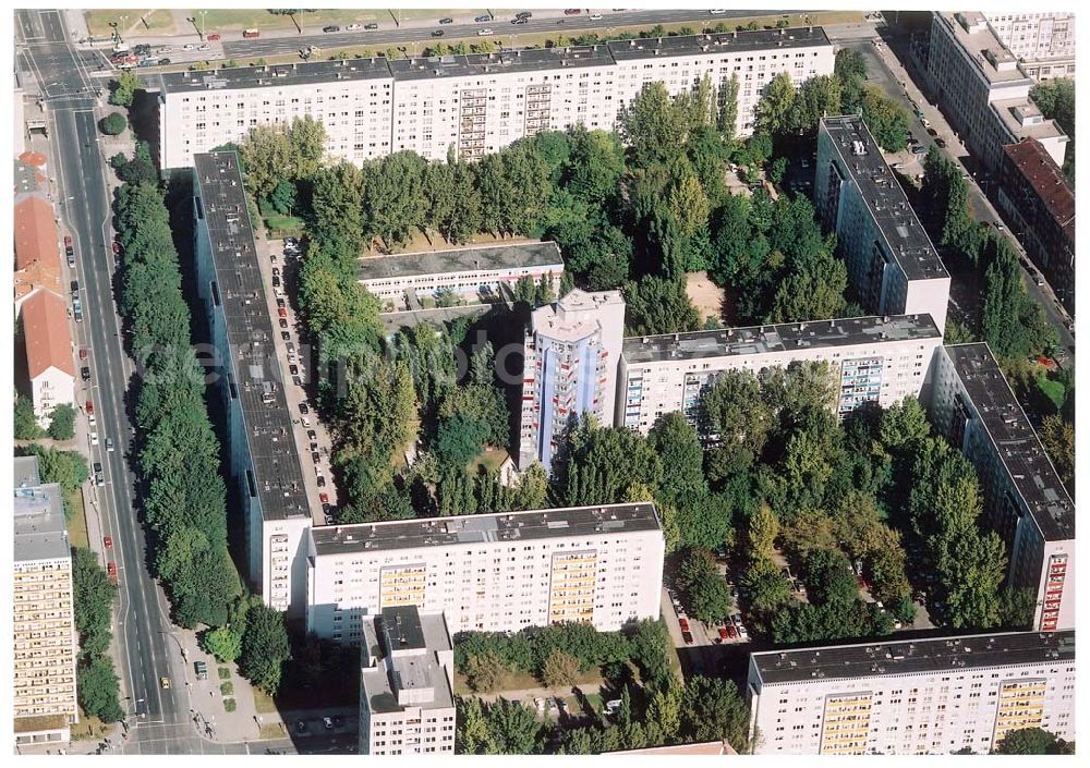 Aerial image Berlin - Friedrichshain - Neuerrichtetes Seniorenhaus im Wohngebiet an der Singerstraße in Berlin - Friedrichshain - ein Projekt der Wohnungsbaugesellschaft Friedrichshain.