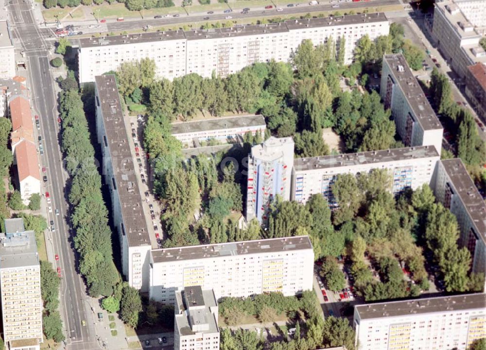 Aerial photograph Berlin - Friedrichshain - Neuerrichtetes Seniorenhaus im Wohngebiet an der Singerstraße in Berlin - Friedrichshain - ein Projekt der Wohnungsbaugesellschaft Friedrichshain.