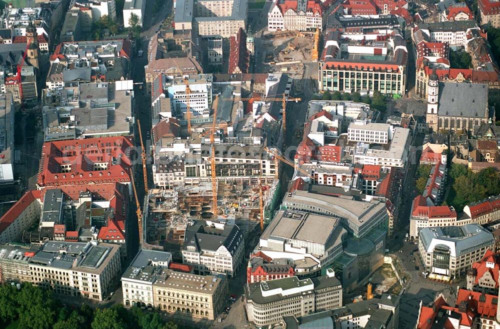 Leipzig / Sachsen from the bird's eye view: Ein werdendes Bürogebäude in der Innenstadt Leipzig; nahe bei dem Cinestar Kino, Petersstr. 36-44.