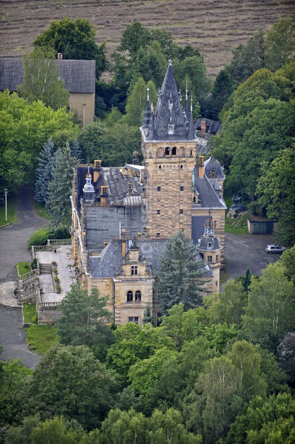 Hummelshain from the bird's eye view: Das Neue Jagdschloss Hummelshain. Es wurde 1880 bis 1885 im Stil der Neorenaissance erbaut und diente als Jagd- und Sommerresidenz der Herzöge Sachsen-Altenburg und des letzten deutschen Kaisers Wilhelm II. König von Preußen. View of the New Hunting Chateau Hummelshain. It was built from 1880 to 1885 served as a hunting lodge and summer residence of the Dukes of Sachsen-Altenburg and the last German Emperor Wilhelm II, King of Prussia.