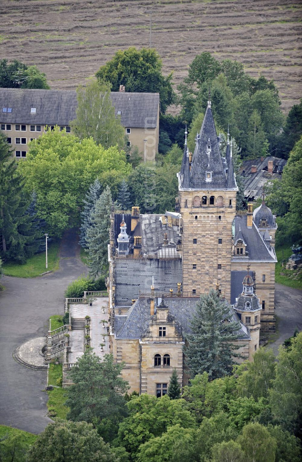 Aerial image Hummelshain - Das Neue Jagdschloss Hummelshain. Es wurde 1880 bis 1885 im Stil der Neorenaissance erbaut und diente als Jagd- und Sommerresidenz der Herzöge Sachsen-Altenburg und des letzten deutschen Kaisers Wilhelm II. König von Preußen. View of the New Hunting Chateau Hummelshain. It was built from 1880 to 1885 served as a hunting lodge and summer residence of the Dukes of Sachsen-Altenburg and the last German Emperor Wilhelm II, King of Prussia.