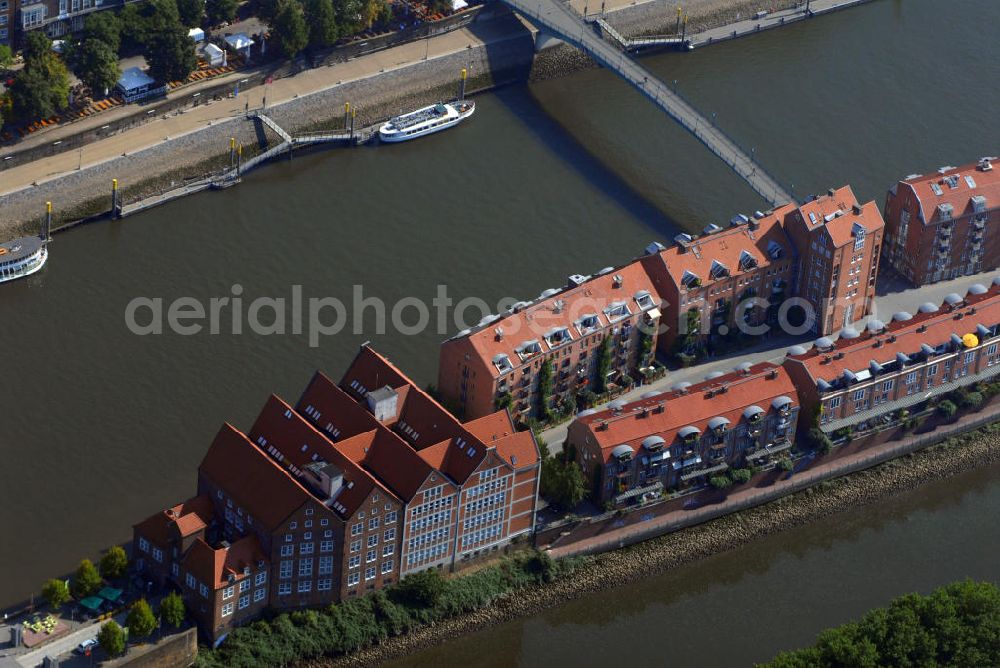 Aerial image Bremen - Neues Museum Weserberg und sanierte Wohnhäuser auf einer Halbinsel zwischen der Weser und der Kleinen Weser. Kontakt: Teerhof 20, 28199 Bremen Tel. 0421 59839-0, Fax 0421 505247, E-Mail: mail@weserburg.de,