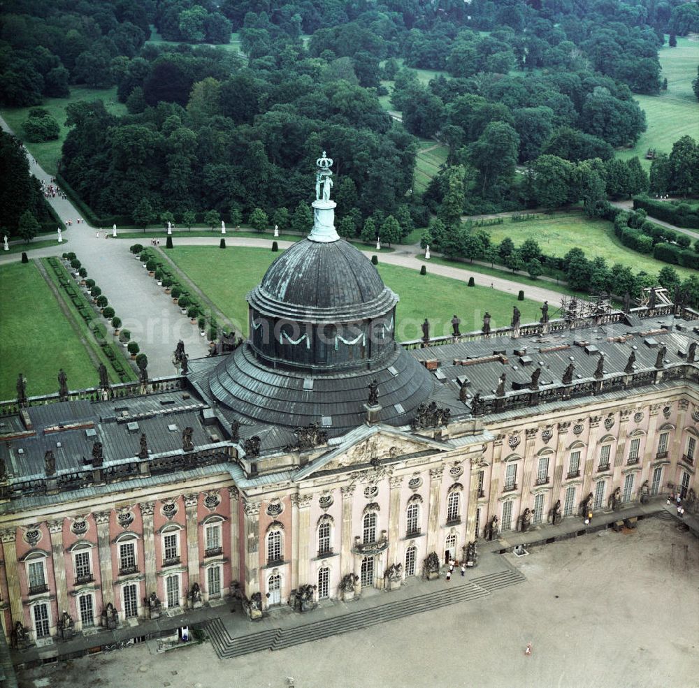 Aerial photograph Potsdam - Vorderansicht des Neuen Palais in Potsdam. Gelegen an der Westseite des Park Sanssouci. Heute Teil der Universität Potsdam.