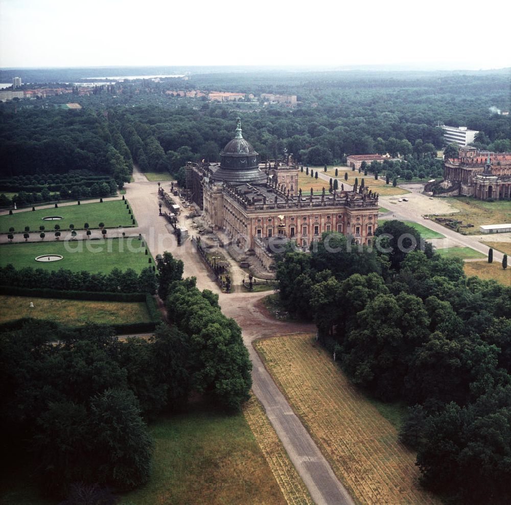 Potsdam from above - Blick auf das Areal des Neuen Palais in Potsdam. Gelegen an der Westseite des Park Sanssouci. Heute Teil der Universität Potsdam. An der Frontseite der Ehrenhof eingerahmt von den durch einen Kolonnadengang verbundenen Communs / ehemalige Wirtschaftsgebäude. Hinter den Communs Gebäude für die Garde im Süden (links) und den Kastellan im Norden (rechts). Der Kastellan ist heute das Abraham-Geiger-Kolleg, die erste Neugründung eines Rabbinerseminar in Kontinentaleuropa nach der Schoah / Holocaust. Rechts der Hauptallee sichtbar der Antikentempel.