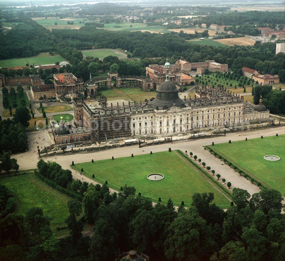 Potsdam from the bird's eye view: Rückenansicht des Neuen Palais in Potsdam. Gelegen an der Westseite des Park Sanssouci. Heute Teil der Universität Potsdam. An der Frontseite der Ehrenhof eingerahmt von den durch einen Kolonnadengang verbundenen Communs / ehemalige Wirtschaftsgebäude. Hinter den Communs Gebäude für die Garde im Süden (links) und den Kastellan im Norden (rechts). Der Kastellan ist heute das Abraham-Geiger-Kolleg, die erste Neugründung eines Rabbinerseminar in Kontinentaleuropa nach der Schoah / Holocaust.