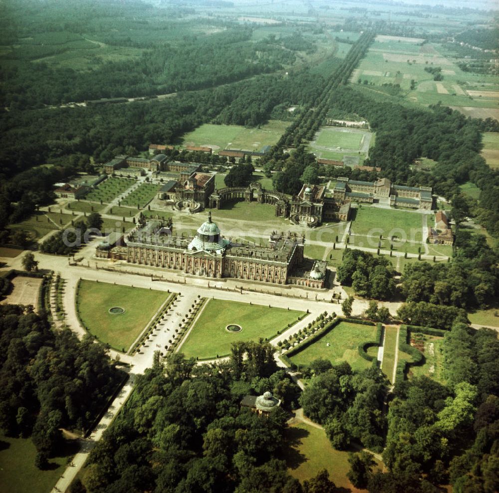 Potsdam from above - Blick auf das Areal des Neuen Palais in Potsdam. Gelegen an der Westseite des Park Sanssouci. Heute Teil der Universität Potsdam. An der Frontseite der Ehrenhof eingerahmt von den durch einen Kolonnadengang verbundenen Communs / ehemalige Wirtschaftsgebäude. Hinter den Communs Gebäude für die Garde im Süden (links) und den Kastellan im Norden (rechts). Der Kastellan ist heute das Abraham-Geiger-Kolleg, die erste Neugründung eines Rabbinerseminar in Kontinentaleuropa nach der Schoah / Holocaust. Rechts der Hauptallee sichtbar der Antikentempel.