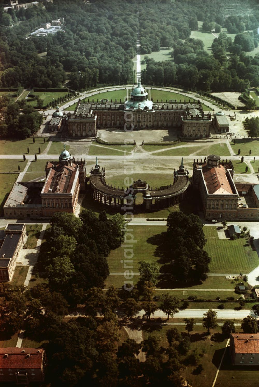 Potsdam from above - Blick auf das Areal des Neuen Palais in Potsdam. Gelegen an der Westseite des Park Sanssouci. Heute Teil der Universität Potsdam. An der Frontseite der Ehrenhof eingerahmt von den durch einen Kolonnadengang verbundenen Communs / ehemalige Wirtschaftsgebäude. Am linken oberen Bildrand die Neue Orangerie / Orangerieschloß und Teile des Botanischen Garten.