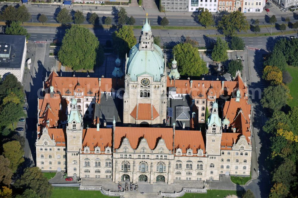 Aerial image Hannover - Blick auf das Neue Rathaus in Hannover. Das Neue Rathaus in Hannover ist nach zwölfjähriger Bauzeit am 20. Juni 1913 eingeweiht worden. Es ist ein wilhelminischer schlossähnlicher Prachtbau in eklektizistischem Stil am Südrand der Innenstadt von Hannover in Niedersachsen. View to the new town hall in Hannover. The town hall was opend on 20.06.1913, after twelve years building time. It is an Wilhelmine castle-like magnificent building in the district Südstadt of Hannover in Niedersachsen.