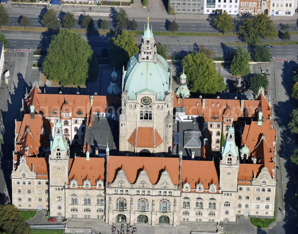 Aerial photograph Hannover - Blick auf das Neue Rathaus in Hannover. Das Neue Rathaus in Hannover ist nach zwölfjähriger Bauzeit am 20. Juni 1913 eingeweiht worden. Es ist ein wilhelminischer schlossähnlicher Prachtbau in eklektizistischem Stil am Südrand der Innenstadt von Hannover in Niedersachsen. View to the new town hall in Hannover. The town hall was opend on 20.06.1913, after twelve years building time. It is an Wilhelmine castle-like magnificent building in the district Südstadt of Hannover in Niedersachsen.