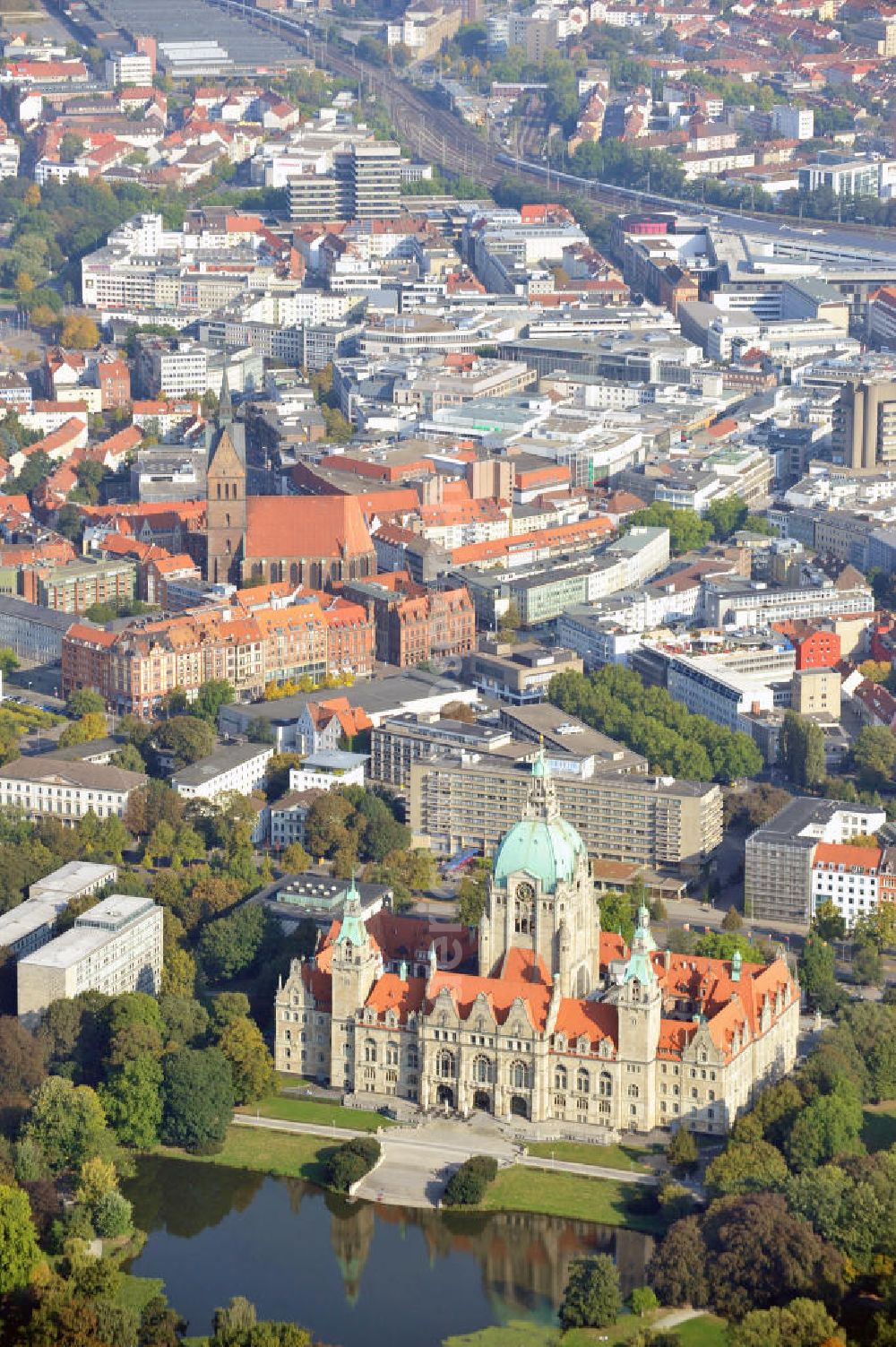 Aerial image Hannover - Das Neue Rathaus in Hannover ist nach zwölfjähriger Bauzeit am 20. Juni 1913 eingeweiht worden. Es ist ein wilhelminischer schlossähnlicher Prachtbau in eklektizistischem Stil am Südrand der Innenstadt von Hannover in Niedersachsen. Das Gebäude wurde nach Plänen des Architekten Hermann Eggert errichtet. The town hall was opend on 20.06.1913, after twelve years building time. It is a Wilhelmine castle-like magnificent building in the district Südstadt of Hannover in Niedersachsen. This building was built by Hermann Eggert.