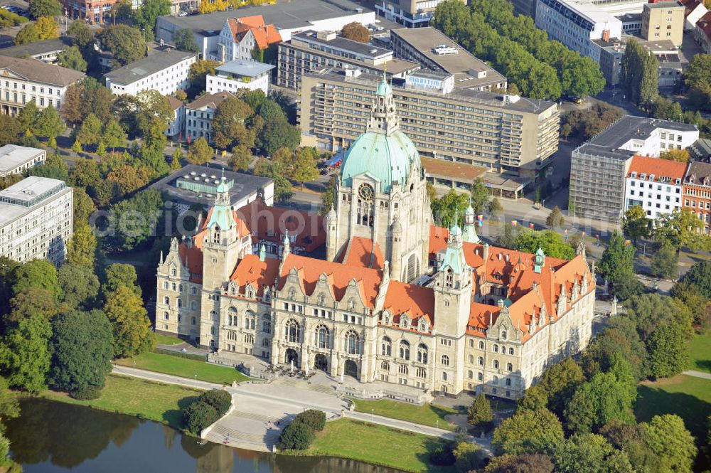 Aerial photograph Hannover - Das Neue Rathaus in Hannover ist nach zwölfjähriger Bauzeit am 20. Juni 1913 eingeweiht worden. Es ist ein wilhelminischer schlossähnlicher Prachtbau in eklektizistischem Stil am Südrand der Innenstadt von Hannover in Niedersachsen. Das Gebäude wurde nach Plänen des Architekten Hermann Eggert errichtet. The town hall was opend on 20.06.1913, after twelve years building time. It is a Wilhelmine castle-like magnificent building in the district Südstadt of Hannover in Niedersachsen. This building was built by Hermann Eggert.