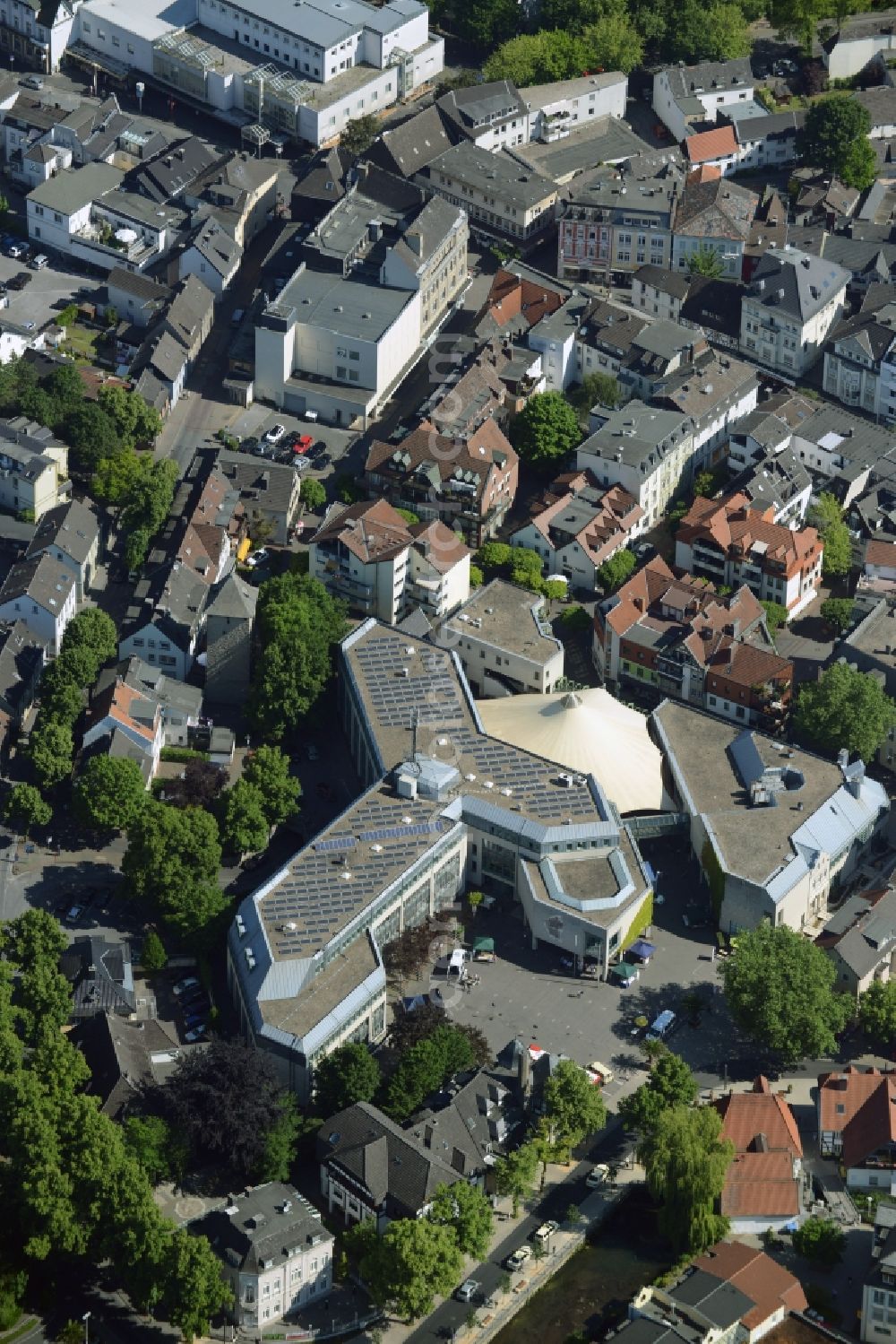 Menden (Sauerland) from the bird's eye view: View of the new town hall of Menden in the state of North Rhine-Westphalia. The administrative offices with the cross-like shape and white tent are located on Neumarkt in the town centre