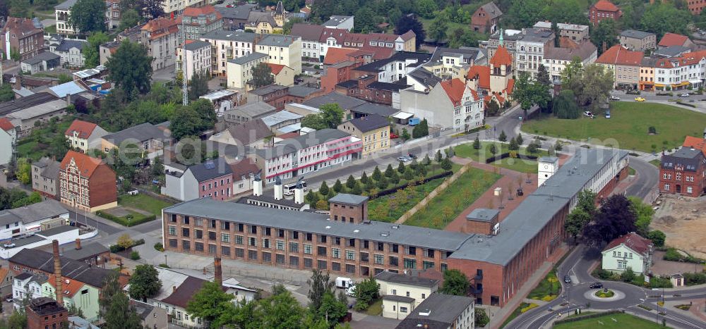 Aerial photograph Guben - Blick auf das Neue Stadtzentrum Promenade am Dreieck in Guben an der Neiße. Das Gelände der ehemaligen Hutfabrik C. G. Wilke soll den neuen Stadtkern Gubens bilden. Hier befinden sich das Rathaus, ein Multifunktionssaal für Veranstaltungen, Konferenzen und Messen, die Stadtbibliothek, die Musikschule und das Stadt- und Industriemuseum. View of the New Town Center Promenade am Dreieck in Guben on the Neisse River. The site of the former hat factory CG Wilke was planned as the new center of Guben. Here are the town hall, a multi-purpose hall for meetings, conferences and fairs, the city library, the Music School and the Urban and Industrial museum.