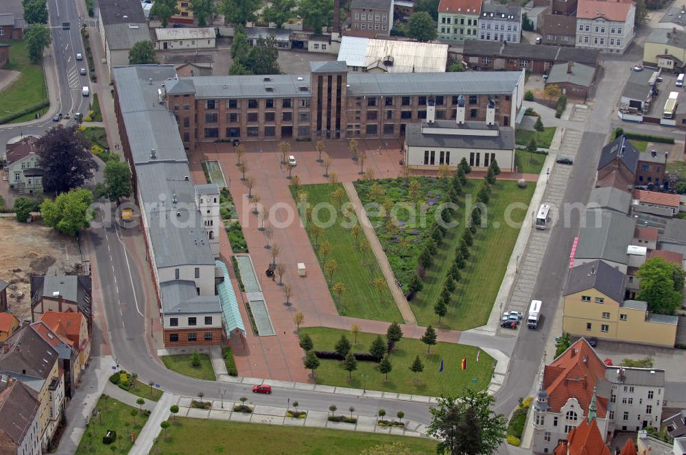 Guben from the bird's eye view: Blick auf das Neue Stadtzentrum Promenade am Dreieck in Guben an der Neiße. Das Gelände der ehemaligen Hutfabrik C. G. Wilke soll den neuen Stadtkern Gubens bilden. Hier befinden sich das Rathaus, ein Multifunktionssaal für Veranstaltungen, Konferenzen und Messen, die Stadtbibliothek, die Musikschule und das Stadt- und Industriemuseum. View of the New Town Center Promenade am Dreieck in Guben on the Neisse River. The site of the former hat factory CG Wilke was planned as the new center of Guben. Here are the town hall, a multi-purpose hall for meetings, conferences and fairs, the city library, the Music School and the Urban and Industrial museum.