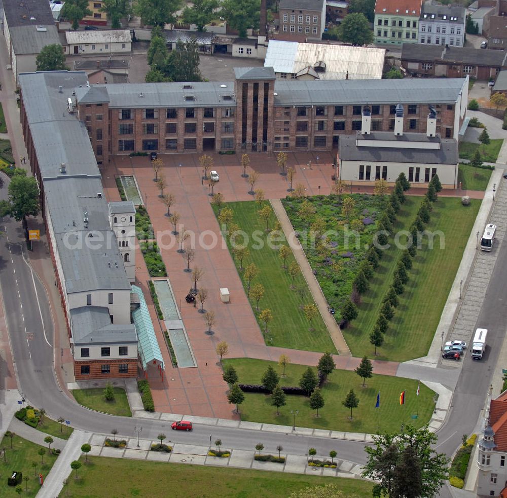 Aerial image Guben - Blick auf das Neue Stadtzentrum Promenade am Dreieck in Guben an der Neiße. Das Gelände der ehemaligen Hutfabrik C. G. Wilke soll den neuen Stadtkern Gubens bilden. Hier befinden sich das Rathaus, ein Multifunktionssaal für Veranstaltungen, Konferenzen und Messen, die Stadtbibliothek, die Musikschule und das Stadt- und Industriemuseum. View of the New Town Center Promenade am Dreieck in Guben on the Neisse River. The site of the former hat factory CG Wilke was planned as the new center of Guben. Here are the town hall, a multi-purpose hall for meetings, conferences and fairs, the city library, the Music School and the Urban and Industrial museum.