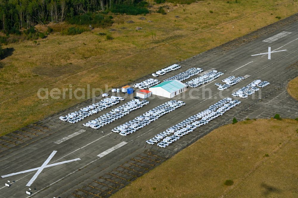 Aerial photograph Werneuchen - Automobiles - passenger cars on the parking areas in the open-air area of a vehicle reconditioner and converter on a closed area of the runway of the airfield in the district of Hirschfelde in Werneuchen in the federal state of Brandenburg, Germany