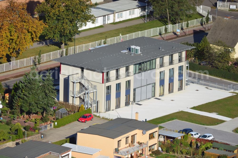 Aerial photograph Stavenhagen - View at the new built main administration of the Wasser Zweckverband Malchin Stavenhagen at Schultetusstraße in Stavenhagen in the federal state Mecklenburg-Vorpommern. The WasserZweckverband Malchin Stavenhagen consists of 20 member communities. The architecture office Anke Diesterheft was responsible for the new building