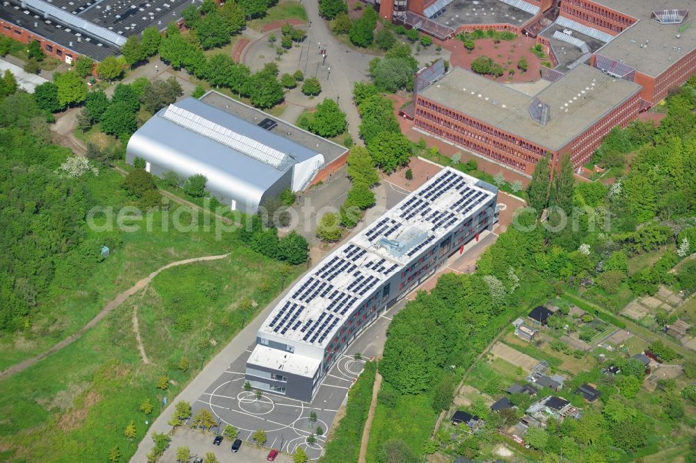 Aerial photograph Lübeck - New building of Emil-Possehl-School in the St.Lorenz North part of Luebeck in the state of Schleswig-Holstein. The Europe school is surrounded by trees and includes a new building for Electrical Engineering. Struckbachhalle - a sports and event location - is located next to it