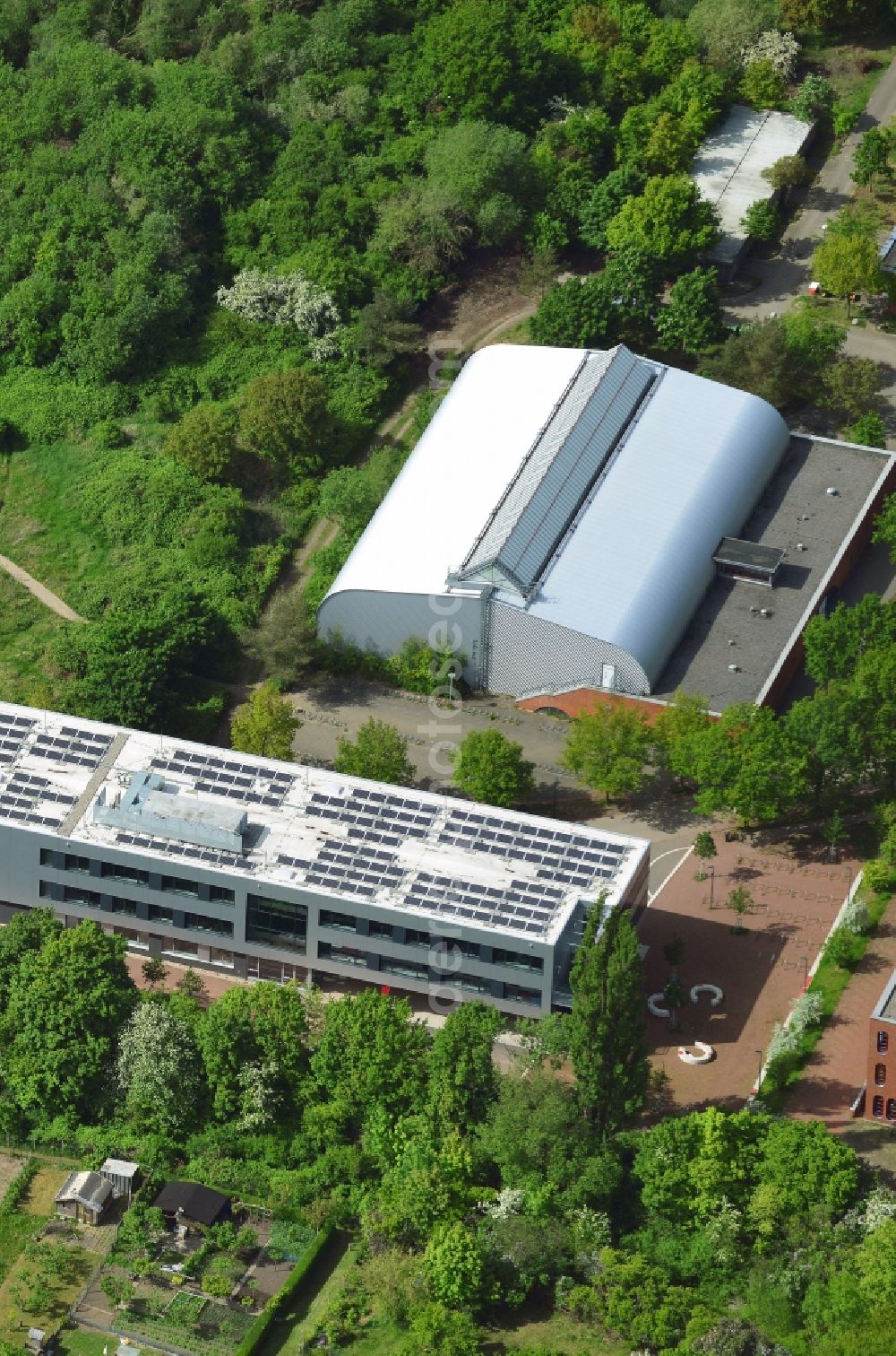 Lübeck from the bird's eye view: New building of Emil-Possehl-School in the St.Lorenz North part of Luebeck in the state of Schleswig-Holstein. The Europe school is surrounded by trees and includes a new building for Electrical Engineering. Struckbachhalle - a sports and event location - is located next to it