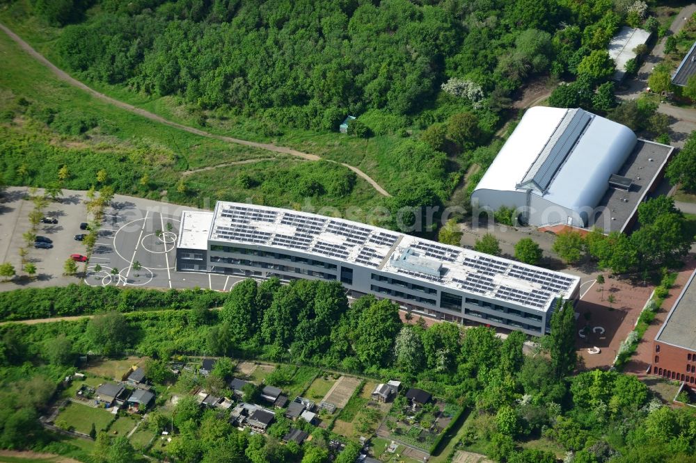 Aerial image Lübeck - New building of Emil-Possehl-School in the St.Lorenz North part of Luebeck in the state of Schleswig-Holstein. The Europe school is surrounded by trees and includes a new building for Electrical Engineering. Struckbachhalle - a sports and event location - is located next to it