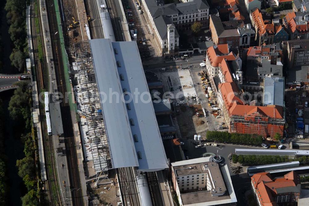 Aerial photograph Erfurt - Blick auf die Baumaßnahmen am Erfurter Hauptbahnhof. Zur Zeit wird der Bahnhofsvorplatz/Willy-Brandt-Platz neugestaltet und das Hotel Erfurter Hof gegenüber dem Hauptbahnhof saniert. Das Hotel wird durch die Landesentwicklungsgesellschaft (LEG) Thüringen. und die Stadt Erfurt zum 5-Sterne-Hotel umgebaut. Kontakt LEG: Herr Wiemers, holger.wiemers@leg-thueringen.de,