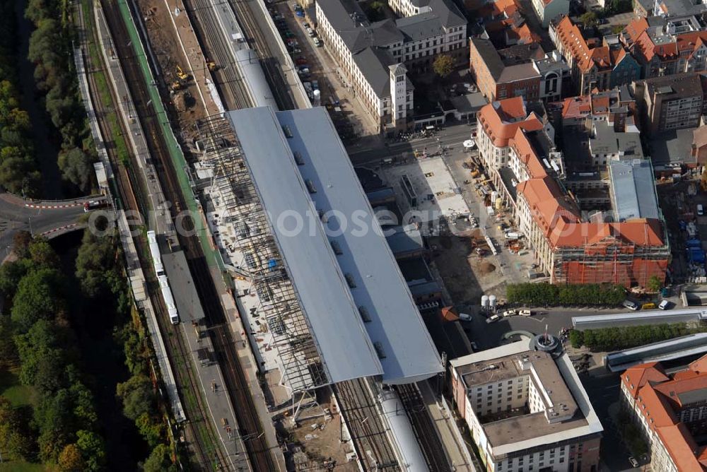 Erfurt from above - Blick auf die Baumaßnahmen am Erfurter Hauptbahnhof. Zur Zeit wird der Bahnhofsvorplatz/Willy-Brandt-Platz neugestaltet und das Hotel Erfurter Hof gegenüber dem Hauptbahnhof saniert. Das Hotel wird durch die Landesentwicklungsgesellschaft (LEG) Thüringen. und die Stadt Erfurt zum 5-Sterne-Hotel umgebaut. Kontakt LEG: Herr Wiemers, holger.wiemers@leg-thueringen.de,