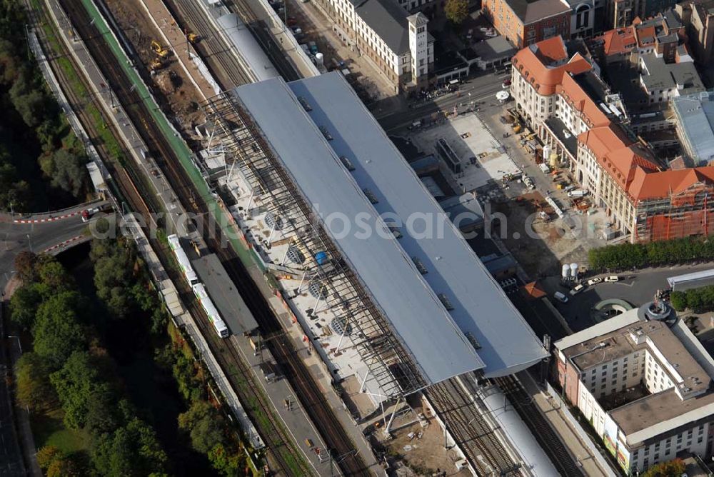 Erfurt from the bird's eye view: Blick auf die Baumaßnahmen am Erfurter Hauptbahnhof. Zur Zeit wird der Bahnhofsvorplatz/Willy-Brandt-Platz neugestaltet und das Hotel Erfurter Hof gegenüber dem Hauptbahnhof saniert. Das Hotel wird durch die Landesentwicklungsgesellschaft (LEG) Thüringen. und die Stadt Erfurt zum 5-Sterne-Hotel umgebaut. Kontakt LEG: Herr Wiemers, holger.wiemers@leg-thueringen.de,