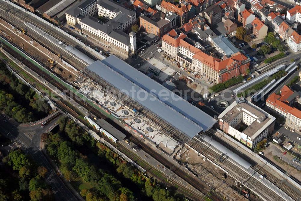 Aerial image Erfurt - Blick auf die Baumaßnahmen am Erfurter Hauptbahnhof. Zur Zeit wird der Bahnhofsvorplatz/Willy-Brandt-Platz neugestaltet und das Hotel Erfurter Hof gegenüber dem Hauptbahnhof saniert. Das Hotel wird durch die Landesentwicklungsgesellschaft (LEG) Thüringen. und die Stadt Erfurt zum 5-Sterne-Hotel umgebaut. Kontakt LEG: Herr Wiemers, holger.wiemers@leg-thueringen.de,