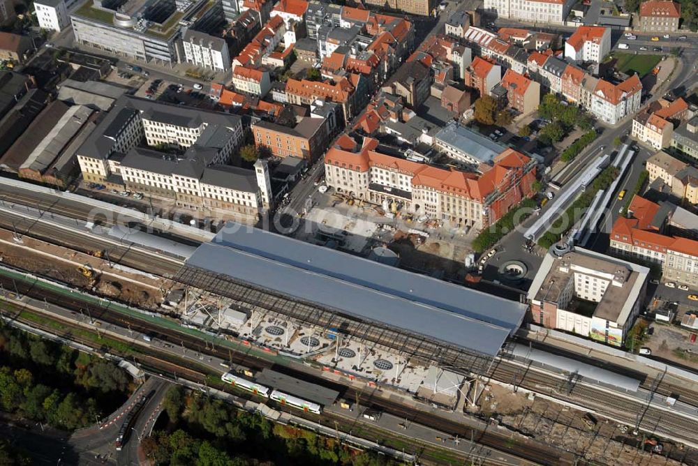 Aerial photograph Erfurt - Blick auf die Baumaßnahmen am Erfurter Hauptbahnhof. Zur Zeit wird der Bahnhofsvorplatz/Willy-Brandt-Platz neugestaltet und das Hotel Erfurter Hof gegenüber dem Hauptbahnhof saniert. Das Hotel wird durch die Landesentwicklungsgesellschaft (LEG) Thüringen. und die Stadt Erfurt zum 5-Sterne-Hotel umgebaut. Kontakt LEG: Herr Wiemers, holger.wiemers@leg-thueringen.de,