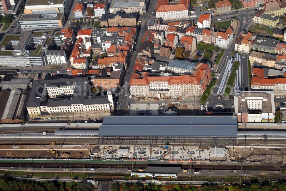 Erfurt from above - Blick auf die Baumaßnahmen am Erfurter Hauptbahnhof. Zur Zeit wird der Bahnhofsvorplatz/Willy-Brandt-Platz neugestaltet und das Hotel Erfurter Hof gegenüber dem Hauptbahnhof saniert. Das Hotel wird durch die Landesentwicklungsgesellschaft (LEG) Thüringen. und die Stadt Erfurt zum 5-Sterne-Hotel umgebaut. Kontakt LEG: Herr Wiemers, holger.wiemers@leg-thueringen.de,