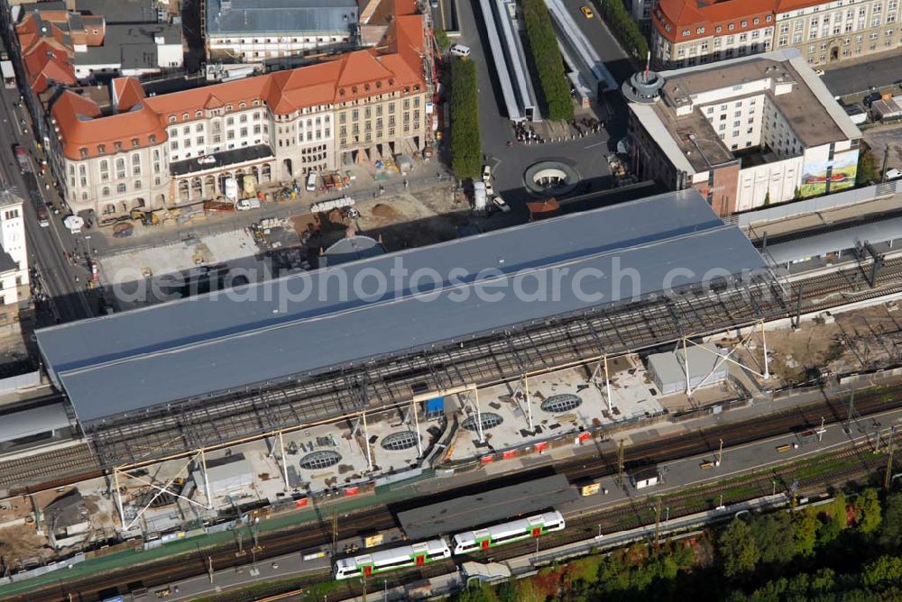 Erfurt from the bird's eye view: Blick auf die Baumaßnahmen am Erfurter Hauptbahnhof. Zur Zeit wird der Bahnhofsvorplatz/Willy-Brandt-Platz neugestaltet und das Hotel Erfurter Hof gegenüber dem Hauptbahnhof saniert. Das Hotel wird durch die Landesentwicklungsgesellschaft (LEG) Thüringen. und die Stadt Erfurt zum 5-Sterne-Hotel umgebaut. Kontakt LEG: Herr Wiemers, holger.wiemers@leg-thueringen.de,