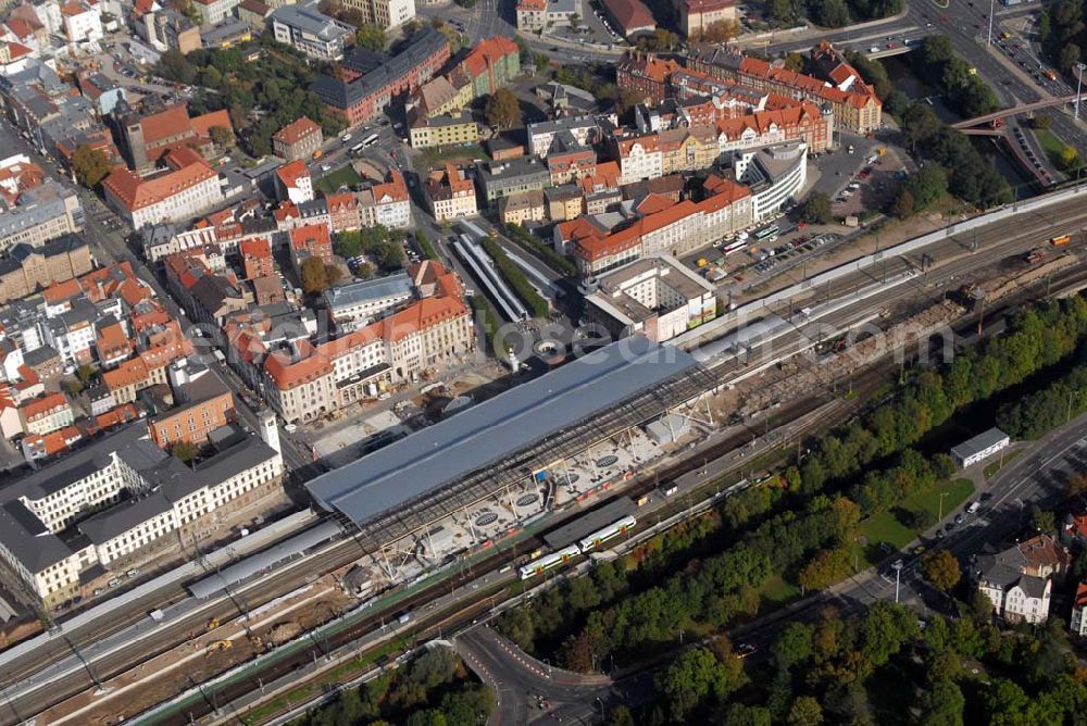 Aerial image Erfurt - Blick auf die Baumaßnahmen am Erfurter Hauptbahnhof. Zur Zeit wird der Bahnhofsvorplatz/Willy-Brandt-Platz neugestaltet und das Hotel Erfurter Hof gegenüber dem Hauptbahnhof saniert. Das Hotel wird durch die Landesentwicklungsgesellschaft (LEG) Thüringen. und die Stadt Erfurt zum 5-Sterne-Hotel umgebaut. Kontakt LEG: Herr Wiemers, holger.wiemers@leg-thueringen.de,