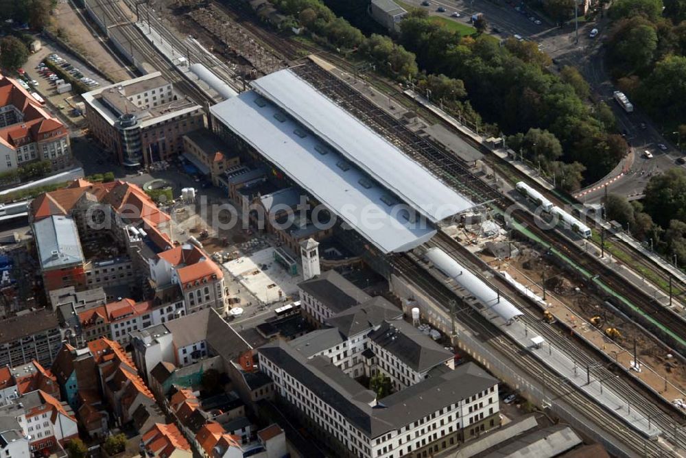 Aerial photograph Erfurt - Blick auf die Baumaßnahmen am Erfurter Hauptbahnhof. Zur Zeit wird der Bahnhofsvorplatz/Willy-Brandt-Platz neugestaltet und das Hotel Erfurter Hof gegenüber dem Hauptbahnhof saniert. Das Hotel wird durch die Landesentwicklungsgesellschaft (LEG) Thüringen. und die Stadt Erfurt zum 5-Sterne-Hotel umgebaut. Kontakt LEG: Herr Wiemers, holger.wiemers@leg-thueringen.de,