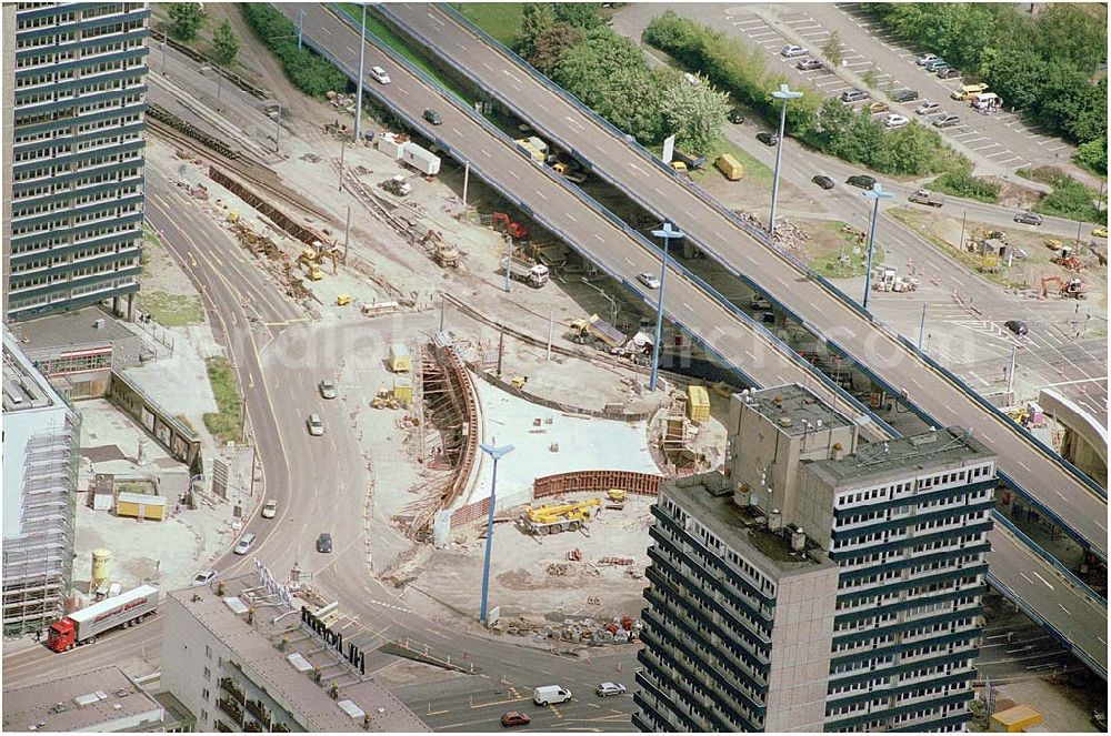 Halle from above - 11.07.2004 Blick auf die Baustelle des Riebeckplatzes. Der Platz soll als Stadteingangstor für Halle würdig gestaltet werden. Vorgesehen sind unter an derem eine Ladenstraße und gläserne Überdachungen für die Fußgänger. Der lange Fußgängertunnel zwischen Bahnhof und Innenstadt soll durch einen offenen Platz ersetzt werden. Vorgesehen ist eine komplette Neuordnung des verkehrsreichsten Platzes der neuen Bundesländer. Hier treffen derzeit drei Bundesstraßen und mehrere Straßenbahnlinien unmittelbar aufeinan.