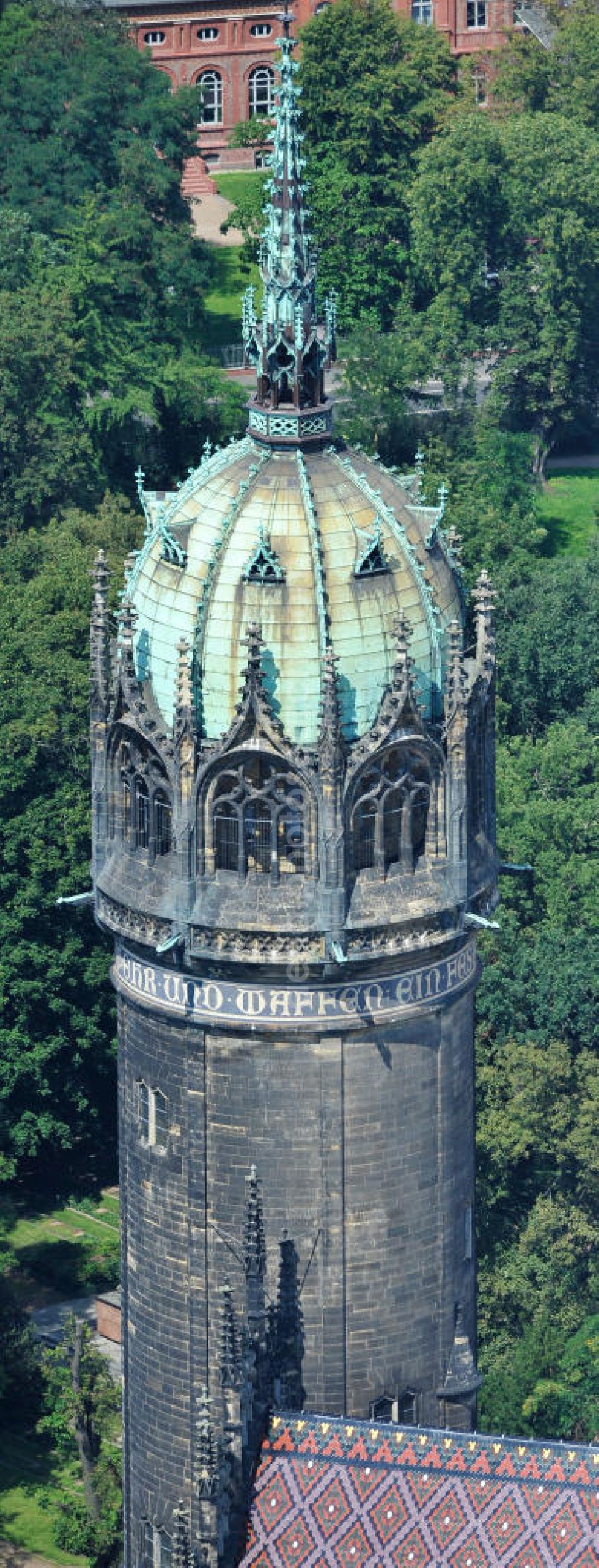 Aerial image Wittenberg - Der Neugotischer Turm der Schlosskirche zu Wittenberg. Das Schloss mit seinem 88 m hohen neugotischen Kirchturm am westlichen Ende der Stadt zählt zum wichtigsten UNESCO-Weltkulturerbe. Die erste Erwähnung der Burg stammt von 1187. Berühmtheit erlangte sie, als am 31. Oktober 1517 der bis dahin nahezu unbekannte Wittenberger Augustinermönch und Theologieprofessor Martin Luther seine 95 lateinischen Disputationsthesen verbreitete. Heute befinden sich im Schloss eine Jugendherberge, das Riemer-Museum und die stadtgeschichtlichen Sammlungen. Tower of the Castle Church of Wittenberg.