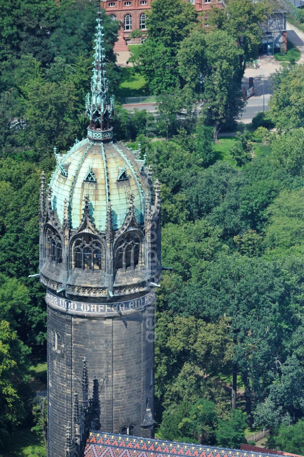 Aerial photograph Wittenberg - Der Neugotischer Turm der Schlosskirche zu Wittenberg. Das Schloss mit seinem 88 m hohen neugotischen Kirchturm am westlichen Ende der Stadt zählt zum wichtigsten UNESCO-Weltkulturerbe. Die erste Erwähnung der Burg stammt von 1187. Berühmtheit erlangte sie, als am 31. Oktober 1517 der bis dahin nahezu unbekannte Wittenberger Augustinermönch und Theologieprofessor Martin Luther seine 95 lateinischen Disputationsthesen verbreitete. Heute befinden sich im Schloss eine Jugendherberge, das Riemer-Museum und die stadtgeschichtlichen Sammlungen. Tower of the Castle Church of Wittenberg.