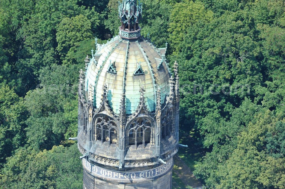 Wittenberg from above - Der Neugotischer Turm der Schlosskirche zu Wittenberg. Das Schloss mit seinem 88 m hohen neugotischen Kirchturm am westlichen Ende der Stadt zählt zum wichtigsten UNESCO-Weltkulturerbe. Die erste Erwähnung der Burg stammt von 1187. Berühmtheit erlangte sie, als am 31. Oktober 1517 der bis dahin nahezu unbekannte Wittenberger Augustinermönch und Theologieprofessor Martin Luther seine 95 lateinischen Disputationsthesen verbreitete. Heute befinden sich im Schloss eine Jugendherberge, das Riemer-Museum und die stadtgeschichtlichen Sammlungen. Tower of the Castle Church of Wittenberg.