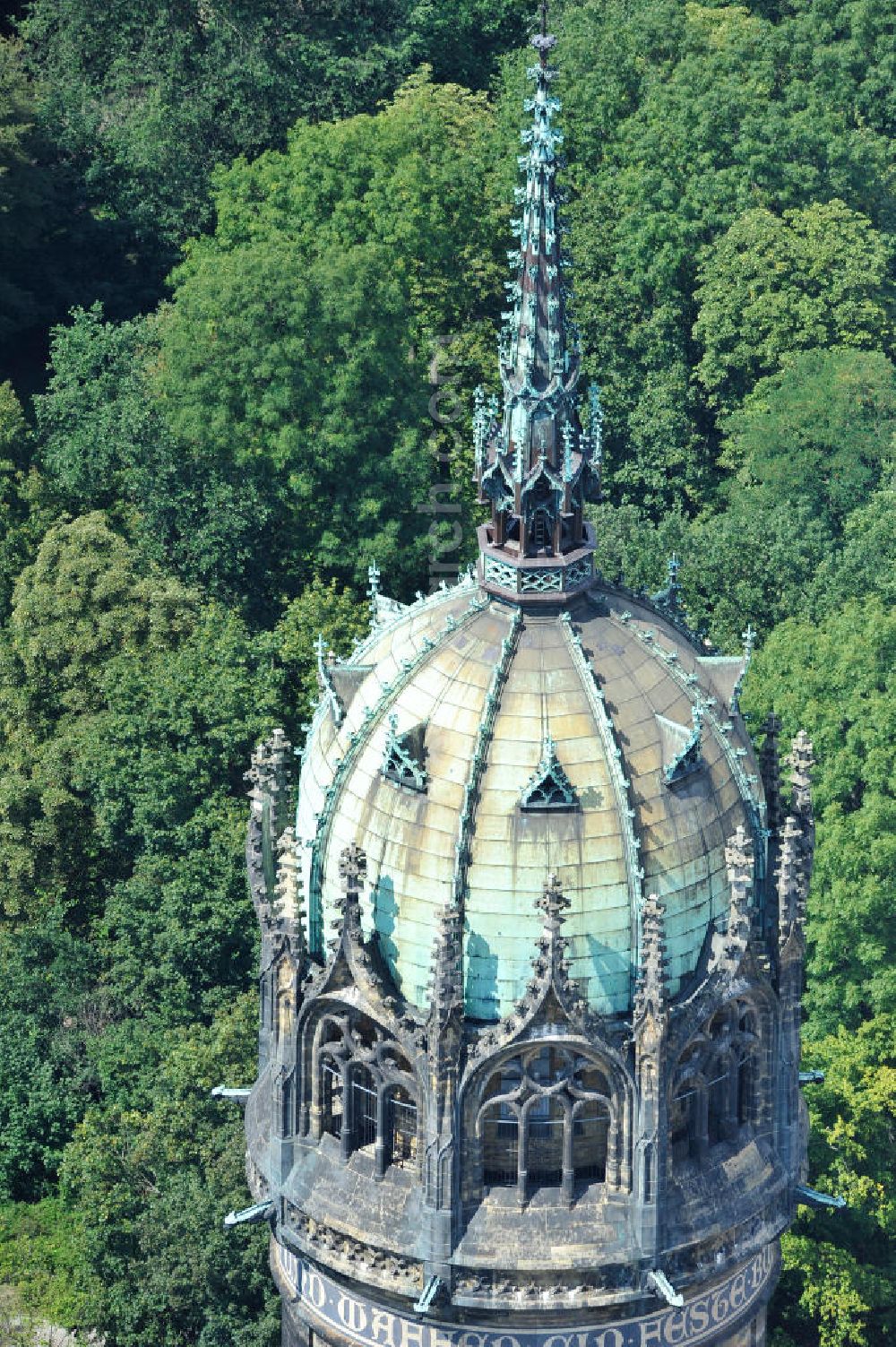 Wittenberg from the bird's eye view: Der Neugotischer Turm der Schlosskirche zu Wittenberg. Das Schloss mit seinem 88 m hohen neugotischen Kirchturm am westlichen Ende der Stadt zählt zum wichtigsten UNESCO-Weltkulturerbe. Die erste Erwähnung der Burg stammt von 1187. Berühmtheit erlangte sie, als am 31. Oktober 1517 der bis dahin nahezu unbekannte Wittenberger Augustinermönch und Theologieprofessor Martin Luther seine 95 lateinischen Disputationsthesen verbreitete. Heute befinden sich im Schloss eine Jugendherberge, das Riemer-Museum und die stadtgeschichtlichen Sammlungen. Tower of the Castle Church of Wittenberg.