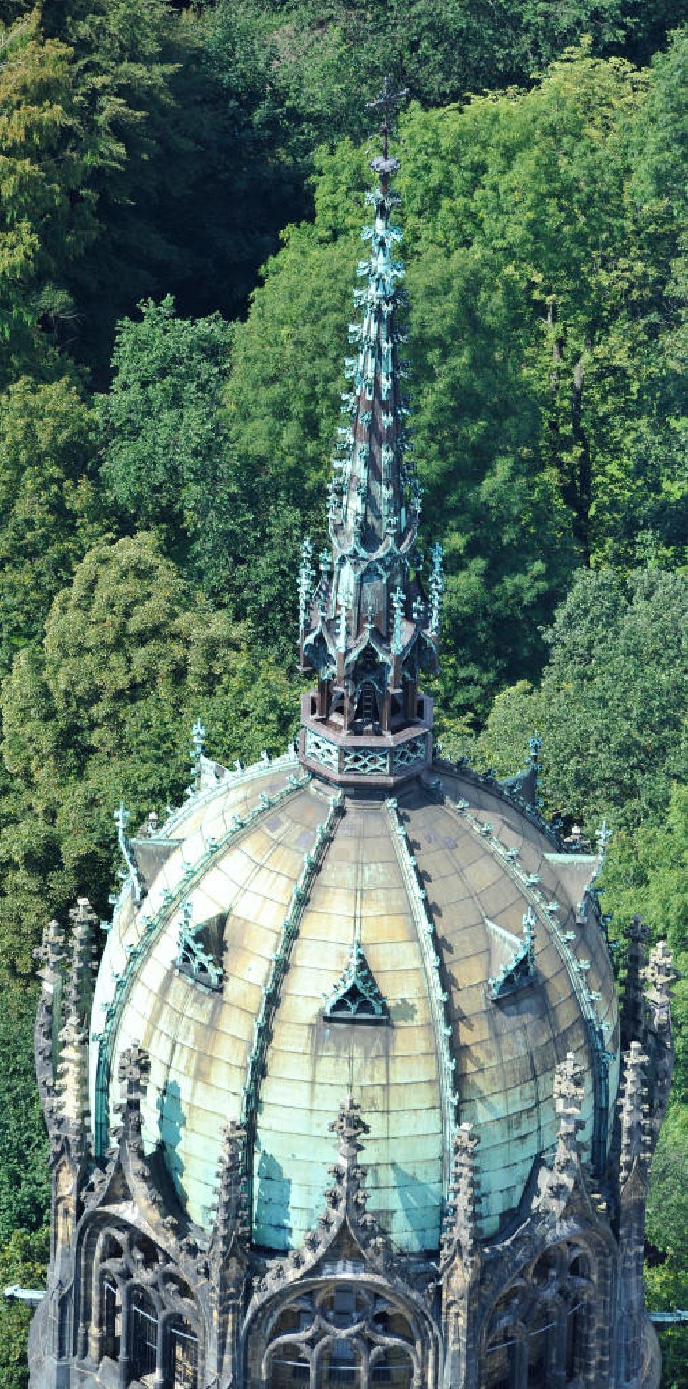 Aerial image Wittenberg - Der Neugotischer Turm der Schlosskirche zu Wittenberg. Das Schloss mit seinem 88 m hohen neugotischen Kirchturm am westlichen Ende der Stadt zählt zum wichtigsten UNESCO-Weltkulturerbe. Die erste Erwähnung der Burg stammt von 1187. Berühmtheit erlangte sie, als am 31. Oktober 1517 der bis dahin nahezu unbekannte Wittenberger Augustinermönch und Theologieprofessor Martin Luther seine 95 lateinischen Disputationsthesen verbreitete. Heute befinden sich im Schloss eine Jugendherberge, das Riemer-Museum und die stadtgeschichtlichen Sammlungen. Tower of the Castle Church of Wittenberg.