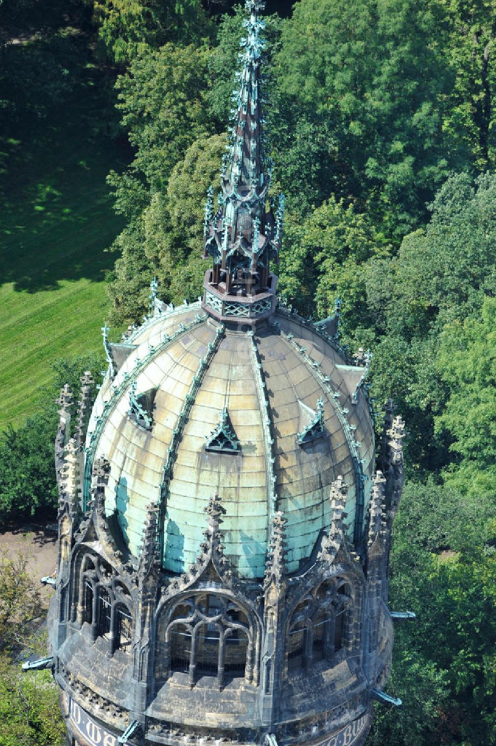 Aerial photograph Wittenberg - Der Neugotischer Turm der Schlosskirche zu Wittenberg. Das Schloss mit seinem 88 m hohen neugotischen Kirchturm am westlichen Ende der Stadt zählt zum wichtigsten UNESCO-Weltkulturerbe. Die erste Erwähnung der Burg stammt von 1187. Berühmtheit erlangte sie, als am 31. Oktober 1517 der bis dahin nahezu unbekannte Wittenberger Augustinermönch und Theologieprofessor Martin Luther seine 95 lateinischen Disputationsthesen verbreitete. Heute befinden sich im Schloss eine Jugendherberge, das Riemer-Museum und die stadtgeschichtlichen Sammlungen. Tower of the Castle Church of Wittenberg.