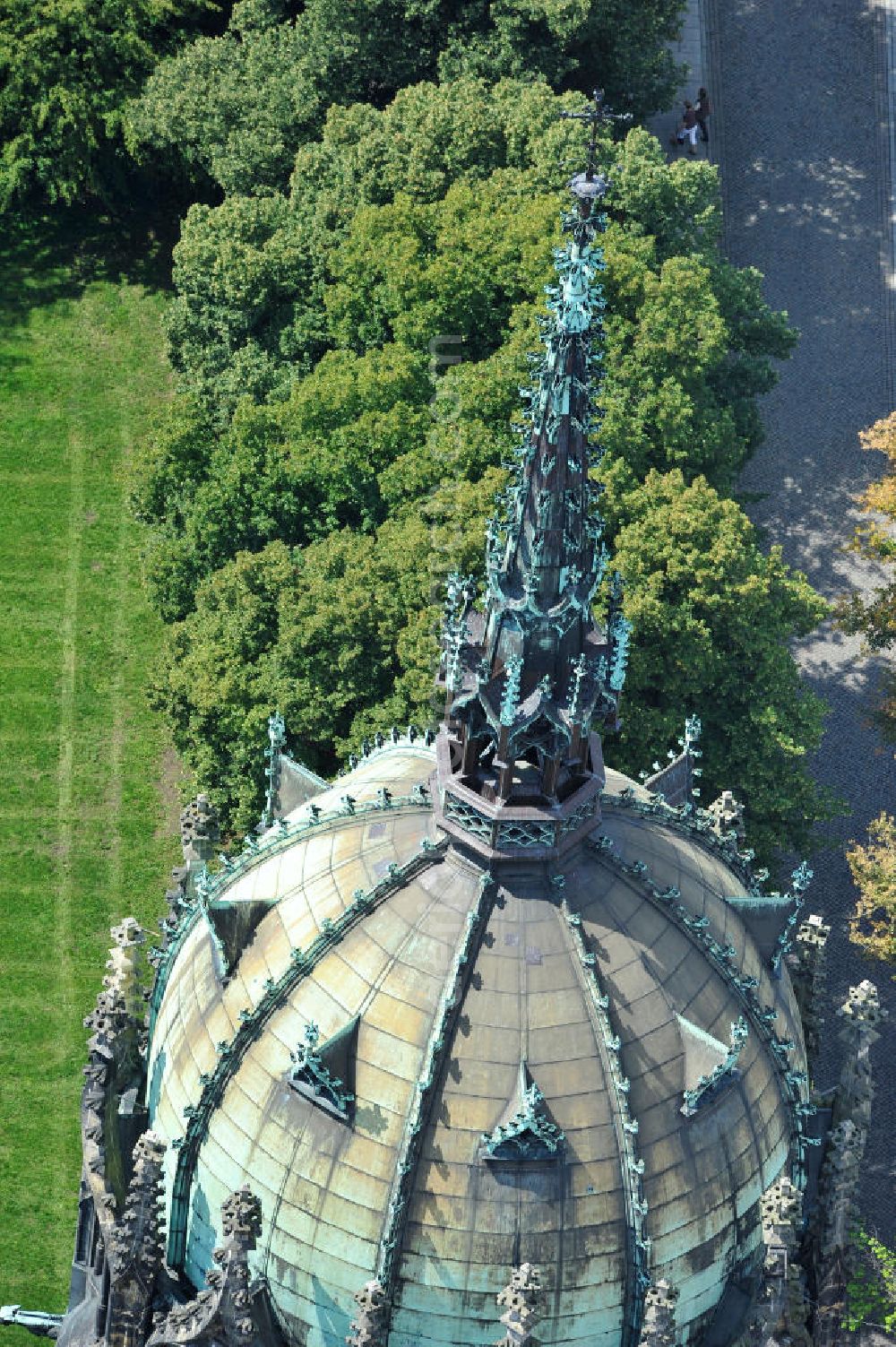 Wittenberg from above - Der Neugotischer Turm der Schlosskirche zu Wittenberg. Das Schloss mit seinem 88 m hohen neugotischen Kirchturm am westlichen Ende der Stadt zählt zum wichtigsten UNESCO-Weltkulturerbe. Die erste Erwähnung der Burg stammt von 1187. Berühmtheit erlangte sie, als am 31. Oktober 1517 der bis dahin nahezu unbekannte Wittenberger Augustinermönch und Theologieprofessor Martin Luther seine 95 lateinischen Disputationsthesen verbreitete. Heute befinden sich im Schloss eine Jugendherberge, das Riemer-Museum und die stadtgeschichtlichen Sammlungen. Tower of the Castle Church of Wittenberg.