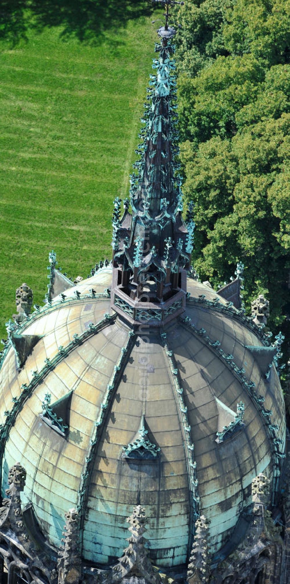 Wittenberg from the bird's eye view: Der Neugotischer Turm der Schlosskirche zu Wittenberg. Das Schloss mit seinem 88 m hohen neugotischen Kirchturm am westlichen Ende der Stadt zählt zum wichtigsten UNESCO-Weltkulturerbe. Die erste Erwähnung der Burg stammt von 1187. Berühmtheit erlangte sie, als am 31. Oktober 1517 der bis dahin nahezu unbekannte Wittenberger Augustinermönch und Theologieprofessor Martin Luther seine 95 lateinischen Disputationsthesen verbreitete. Heute befinden sich im Schloss eine Jugendherberge, das Riemer-Museum und die stadtgeschichtlichen Sammlungen. Tower of the Castle Church of Wittenberg.