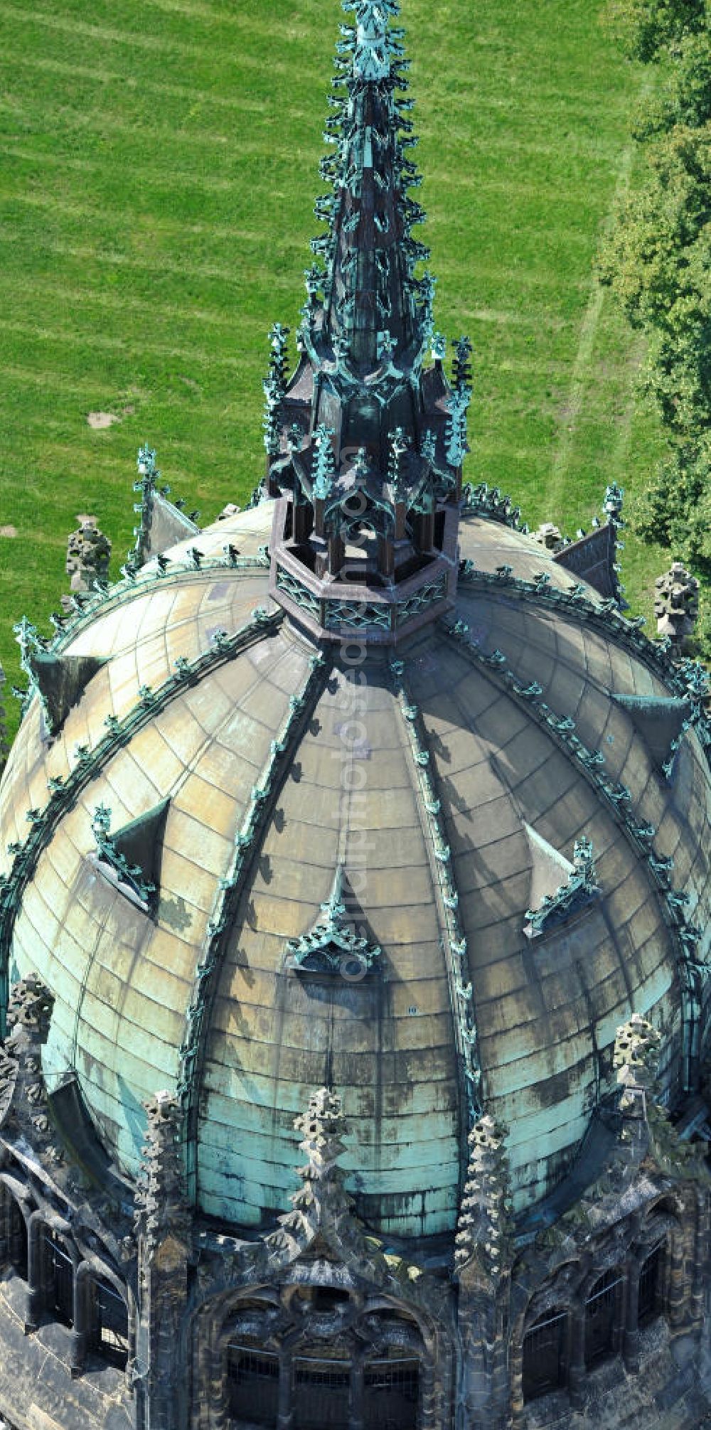 Aerial image Wittenberg - Der Neugotischer Turm der Schlosskirche zu Wittenberg. Das Schloss mit seinem 88 m hohen neugotischen Kirchturm am westlichen Ende der Stadt zählt zum wichtigsten UNESCO-Weltkulturerbe. Die erste Erwähnung der Burg stammt von 1187. Berühmtheit erlangte sie, als am 31. Oktober 1517 der bis dahin nahezu unbekannte Wittenberger Augustinermönch und Theologieprofessor Martin Luther seine 95 lateinischen Disputationsthesen verbreitete. Heute befinden sich im Schloss eine Jugendherberge, das Riemer-Museum und die stadtgeschichtlichen Sammlungen. Tower of the Castle Church of Wittenberg.