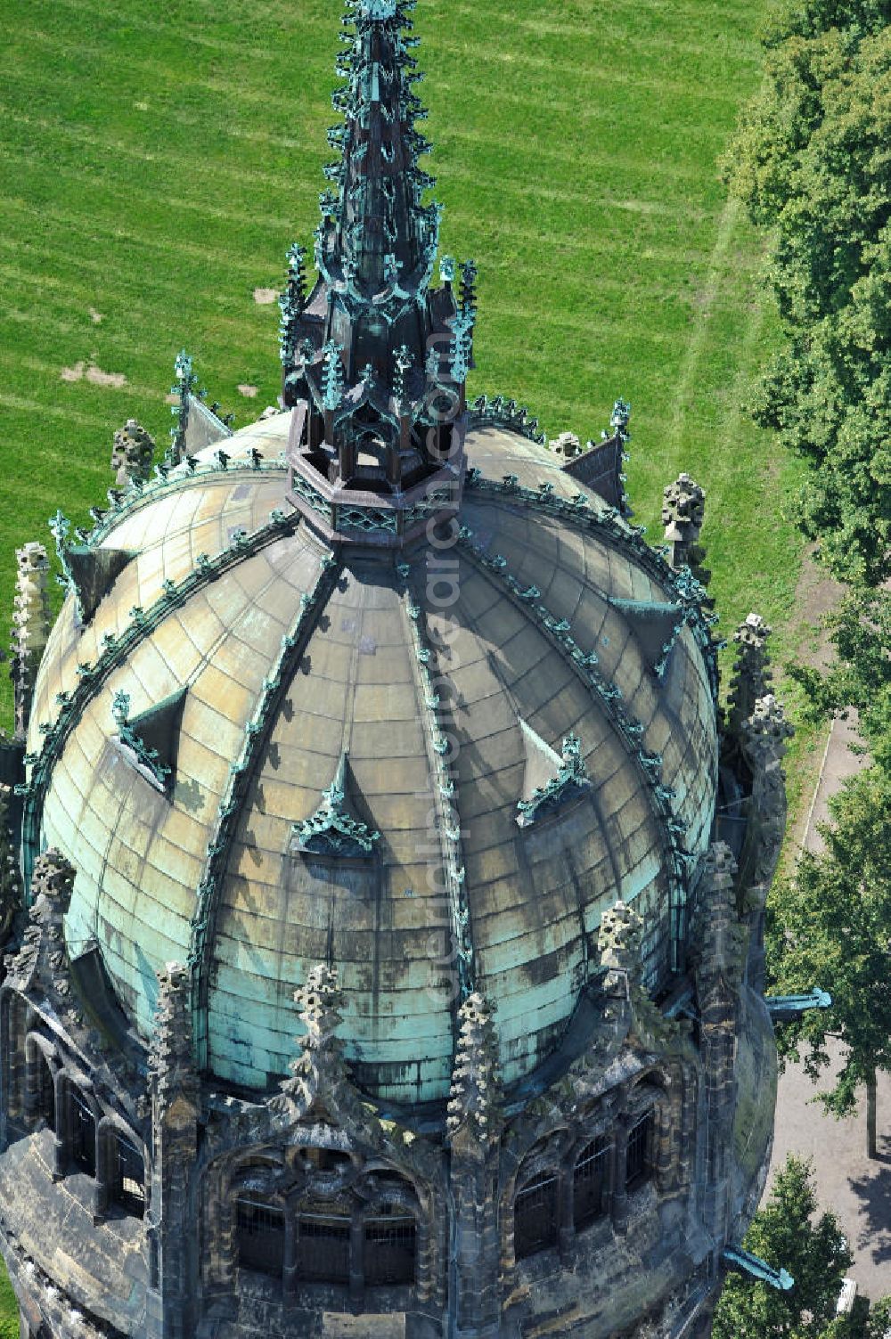 Aerial photograph Wittenberg - Der Neugotischer Turm der Schlosskirche zu Wittenberg. Das Schloss mit seinem 88 m hohen neugotischen Kirchturm am westlichen Ende der Stadt zählt zum wichtigsten UNESCO-Weltkulturerbe. Die erste Erwähnung der Burg stammt von 1187. Berühmtheit erlangte sie, als am 31. Oktober 1517 der bis dahin nahezu unbekannte Wittenberger Augustinermönch und Theologieprofessor Martin Luther seine 95 lateinischen Disputationsthesen verbreitete. Heute befinden sich im Schloss eine Jugendherberge, das Riemer-Museum und die stadtgeschichtlichen Sammlungen. Tower of the Castle Church of Wittenberg.