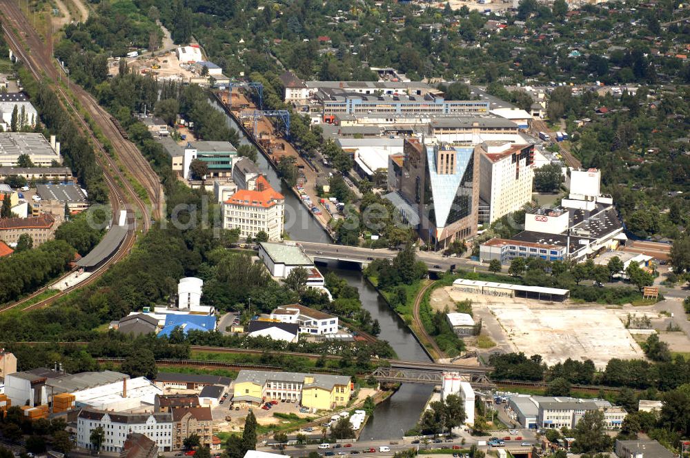 Aerial photograph Berlin - Blick auf den Neuköllner Schifffahrtskanal, der sich zwischen dem S-Bahnhof Sonnenallee und dem Hotel Estrel befindet. Er verläuft damit auch unter der Sonnenallee als auch der Gleisverbindung von S-Bahnhof Neukölln nach S-Bahnhof Köllnische Heide. Umgeben von viel Grünfläche ist diese Gegend ein geeigneter Ort verschiedensten Freizeitgestaltungen, zum Beispiel eine Bootsfahrt von dem Neuköllner Schifffahrtskanal über den Landwehrkanal bis hin zur Spree, eines der Angebote des Hotel Estrel. Kontakt: