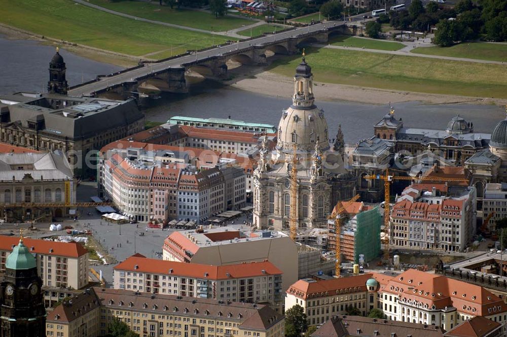 DRESDEN from above - Blick auf die Frauenkirche am Neumarkt Dresden. Direkt dahinter befindet sich die Hochschule für Bildende Künste (HfBK Dresden). Adresse: Stiftung Frauenkirche Dresden, Coselpalais, An der Frauenkirche 12, 01067 Dresden; Tel.: (0351) 656 06 100; E-Mail: stiftung@frauenkirche-dresden.de