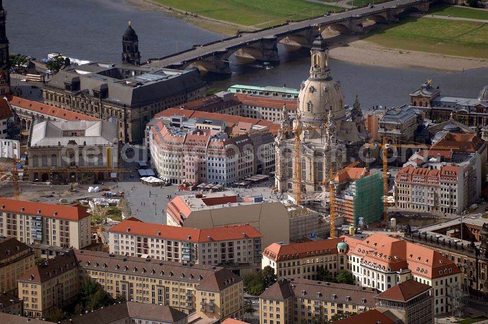 DRESDEN from the bird's eye view: Blick auf die Frauenkirche am Neumarkt Dresden. Direkt dahinter befindet sich die Hochschule für Bildende Künste (HfBK Dresden). Adresse: Stiftung Frauenkirche Dresden, Coselpalais, An der Frauenkirche 12, 01067 Dresden; Tel.: (0351) 656 06 100; E-Mail: stiftung@frauenkirche-dresden.de