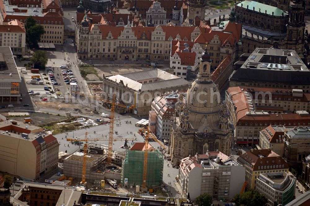 DRESDEN from above - Blick auf die Frauenkirche am Neumarkt Dresden. Adresse: Stiftung Frauenkirche Dresden, Coselpalais, An der Frauenkirche 12, 01067 Dresden; Tel.: (0351) 656 06 100; E-Mail: stiftung@frauenkirche-dresden.de . Die Gesellschaft Historischer Neumarkt Dresden e.V. tritt dafür ein, den Neumarkt so weit wie möglich mit seinen kunst- und kulturgeschichtlich wertvollen Bauten wiederherzustellen. info: http://