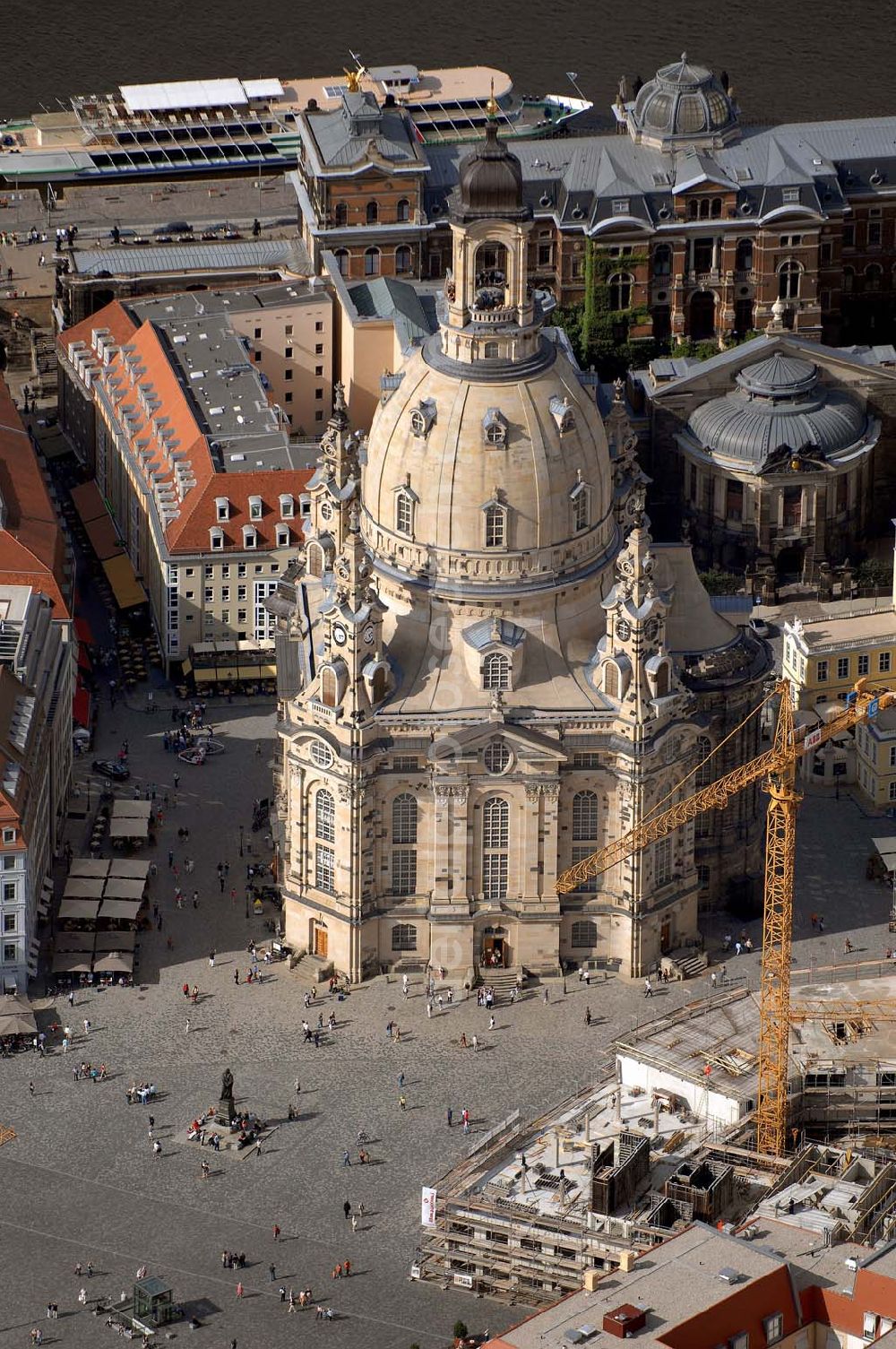 Dresden from the bird's eye view: Blick auf die Frauenkirche am Neumarkt Dresden. Direkt dahinter befindet sich die Hochschule für Bildende Künste (HfBK Dresden). Adresse: Stiftung Frauenkirche Dresden, Coselpalais, An der Frauenkirche 12, 01067 Dresden; Tel.: (0351) 656 06 100; E-Mail: stiftung@frauenkirche-dresden.de