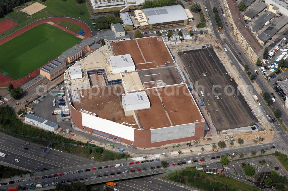 Aerial image Berlin - Blick auf die rohbaufertige Baustelle des Möbelhauses Höffner am Sachsendamm (Projektleiterin Renate Pillat von der Krieger Grundstück GmbH).40 000 Quadratmeter Verkaufsfläche und 30 000 Quadratmeter Lagerfläche verteilen sich im fünfgeschossigen Gebäude auf dem 70 000-Quadratmeter-Areal. Investor Kurt Krieger steckt 100 Millionen Euro in das Objekt, das der Flagship-Store der Höffner-Häuser werden soll. Die Eröffnung ist voraussichtlich im zweiten Halbjahr 2006. Der rechteckige Kastenbau soll durch das verbaute weiße und rote Glas transparent wirken. Weißer Beton mit Klinkerecken sorgt für Kontraste. Es gibt sowohl oberirdische Parkplätze als auch Stellplätze in der Tiefgarage. Bezirk und Investor haben vereinbart, daß das Gebäude ein Grasdach bekommen soll. Höffner wird am Sachsendamm, der eigens für das Möbelhaus neue Abbiegespuren erhält, auch Bäume pflanzen. Ausführende Baufirma ist die Klebl GmbH,Gößweinstraße 2,92318 Neumarkt,Tel.: (0 91 81) 9 00-0 frank.michaela@klebl.de,E-Mail: klebl@klebl.de